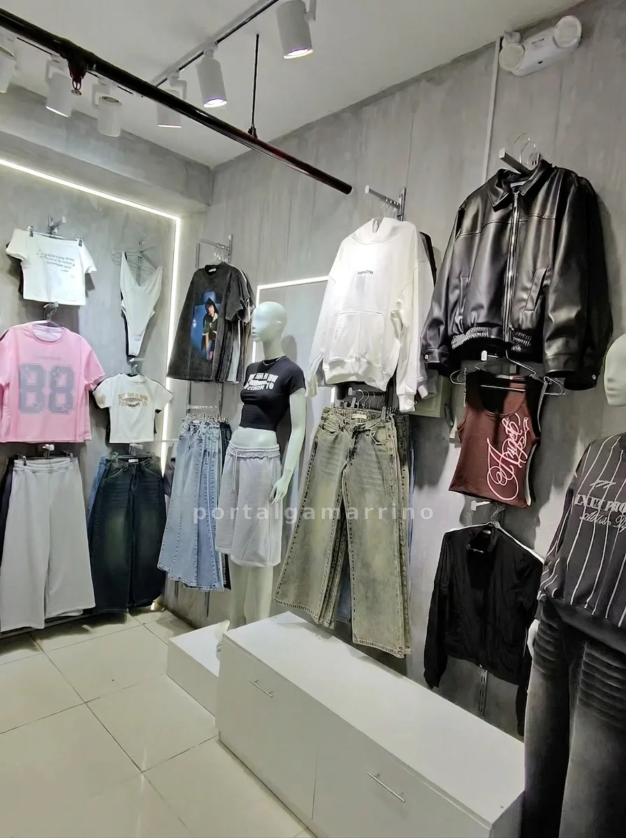 Tienda de ropa juvenil para mujer con jeans y tops · Ropa de Mujer · Ropa para mujer — foto 2