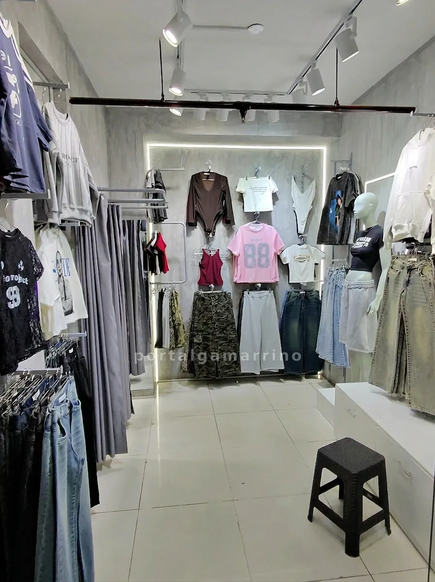 Tienda de ropa juvenil para mujer con jeans y tops · Ropa de Mujer · Ropa para mujer — foto 4