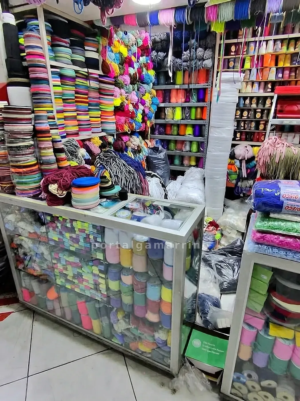 Tienda de hilos, lanas y cintas para confección — Jr Sebastián Barranca 1527, Galerías Victoria