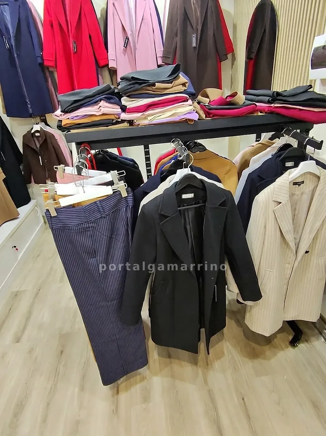 Tienda de abrigos y ropa elegante para mujer — Galería La Koketa