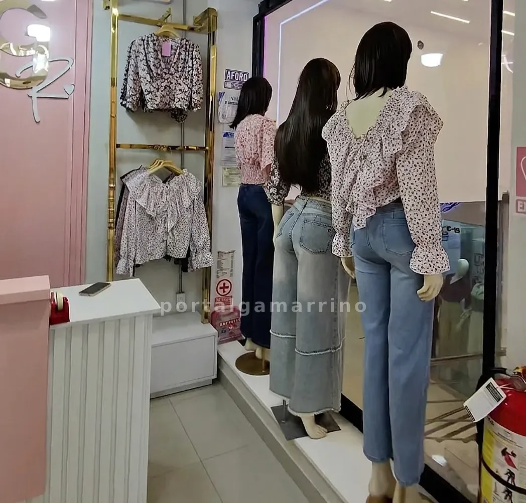 Tienda de moda femenina con blusas y jeans · Ropa de Mujer · Ropa para mujer — foto 2
