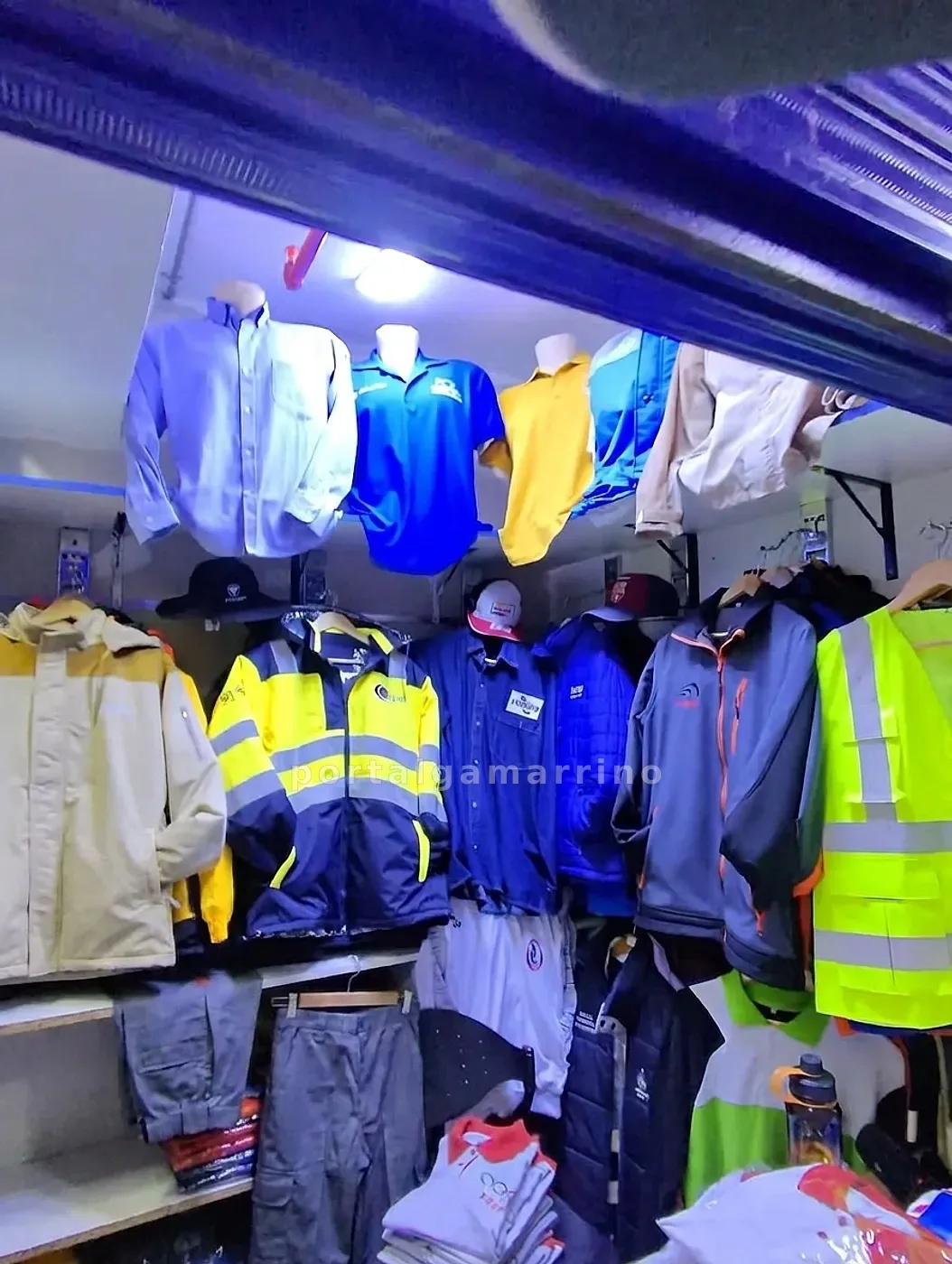 Tienda de uniformes y ropa corporativa · Uniformes y ropa corporativa · Ropa industrial y de seguridad — foto 2