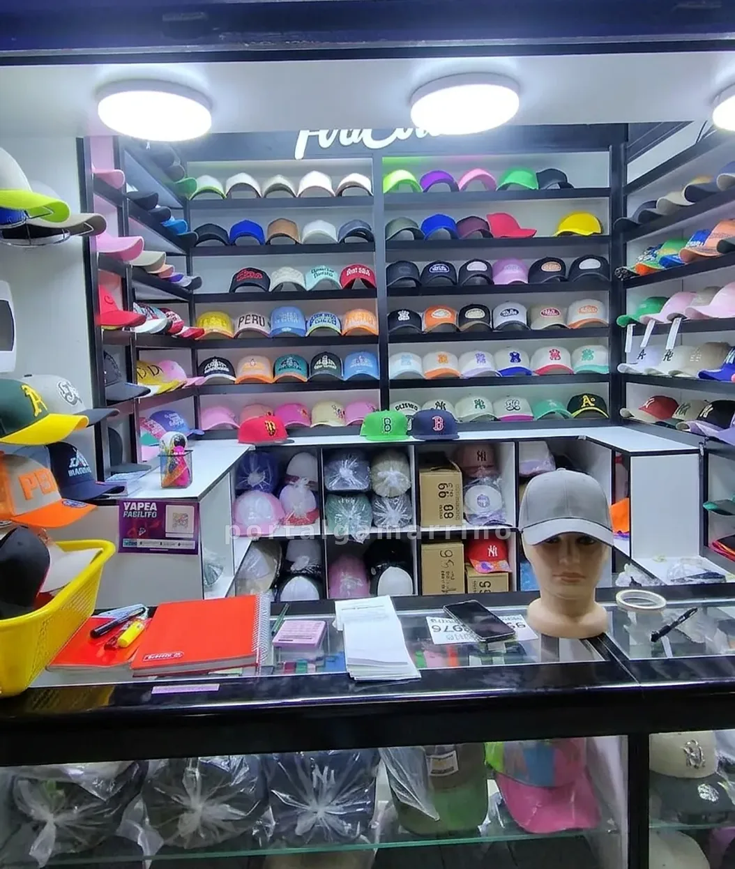 Tienda de gorras urbanas y deportivas — Galería La Reyna