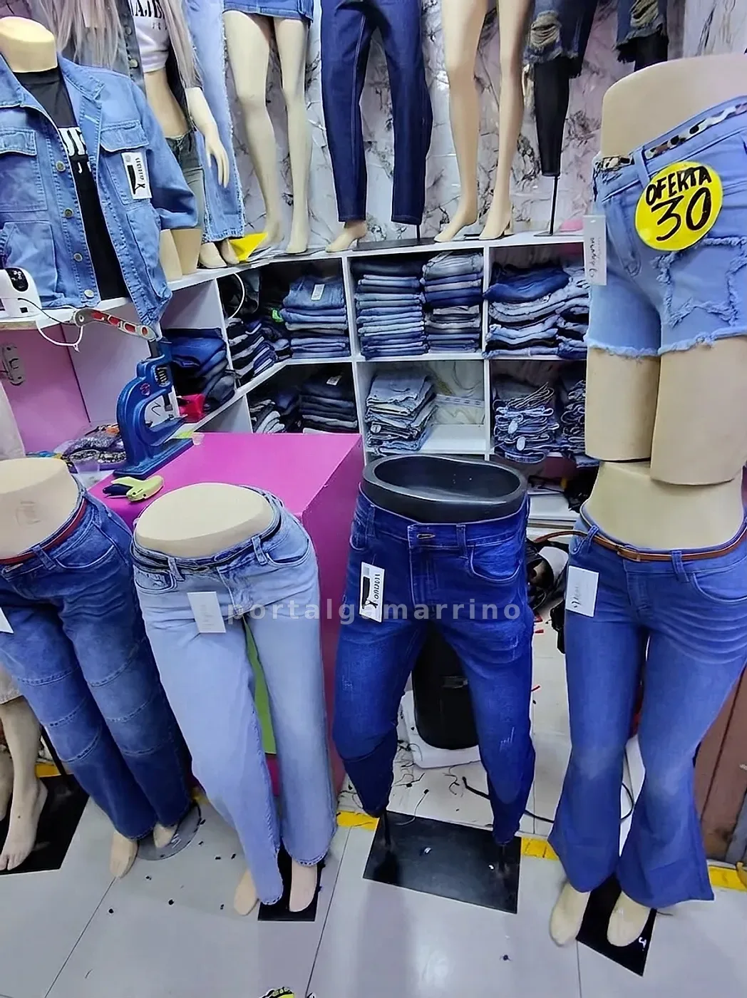 Tienda de jeans y shorts denim para mujer — Galería La Puerta de Gamarra