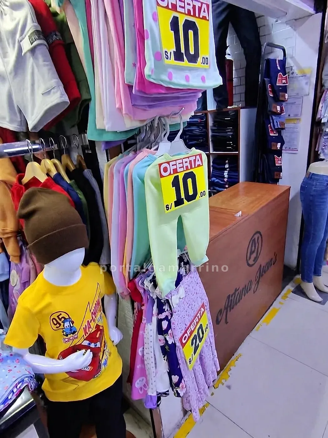 Tienda de ropa infantil casual y pijamas — Galería La Puerta de Gamarra