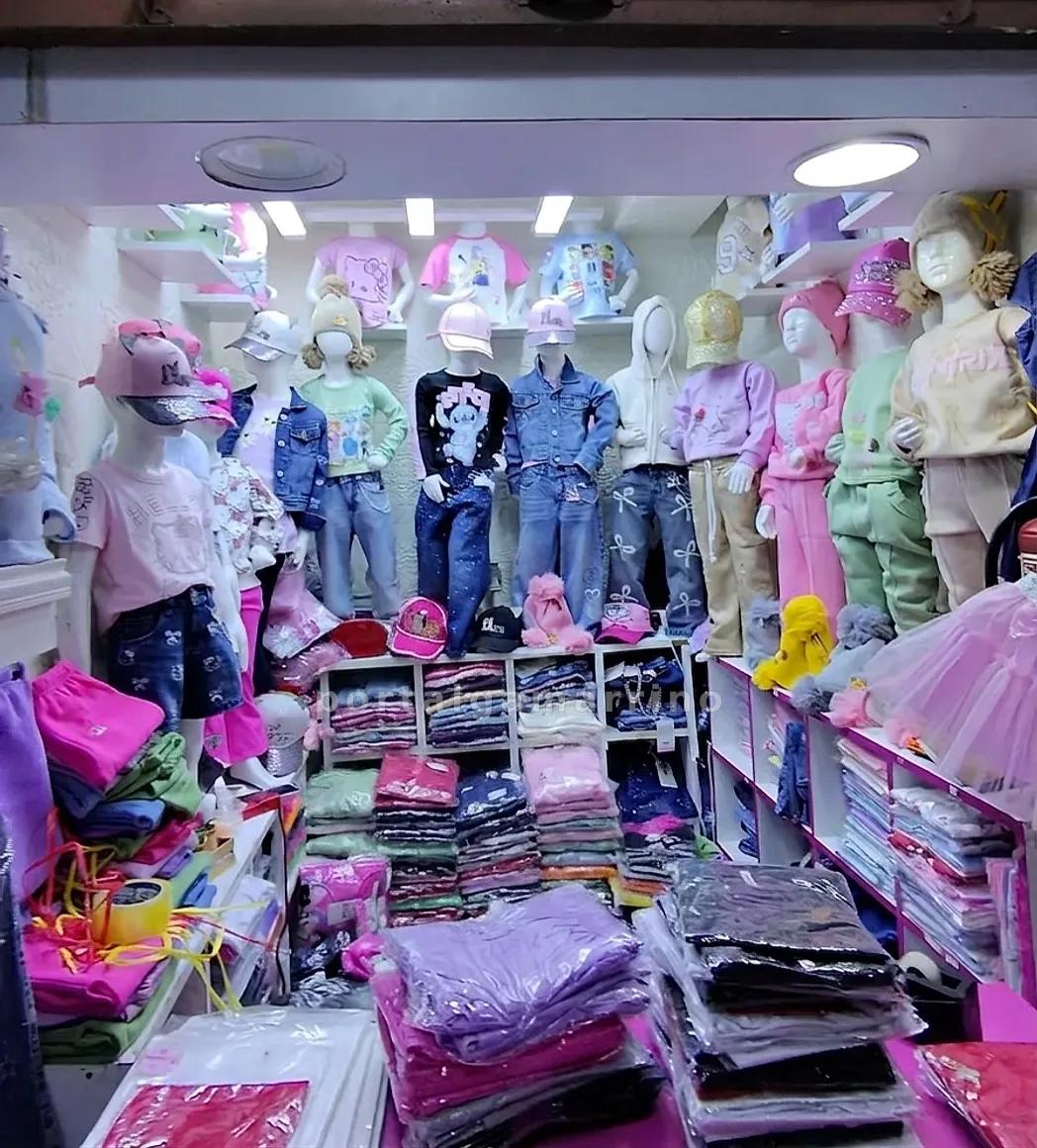 Tienda de ropa para niñas con conjuntos y denim — Galería La Puerta de Gamarra