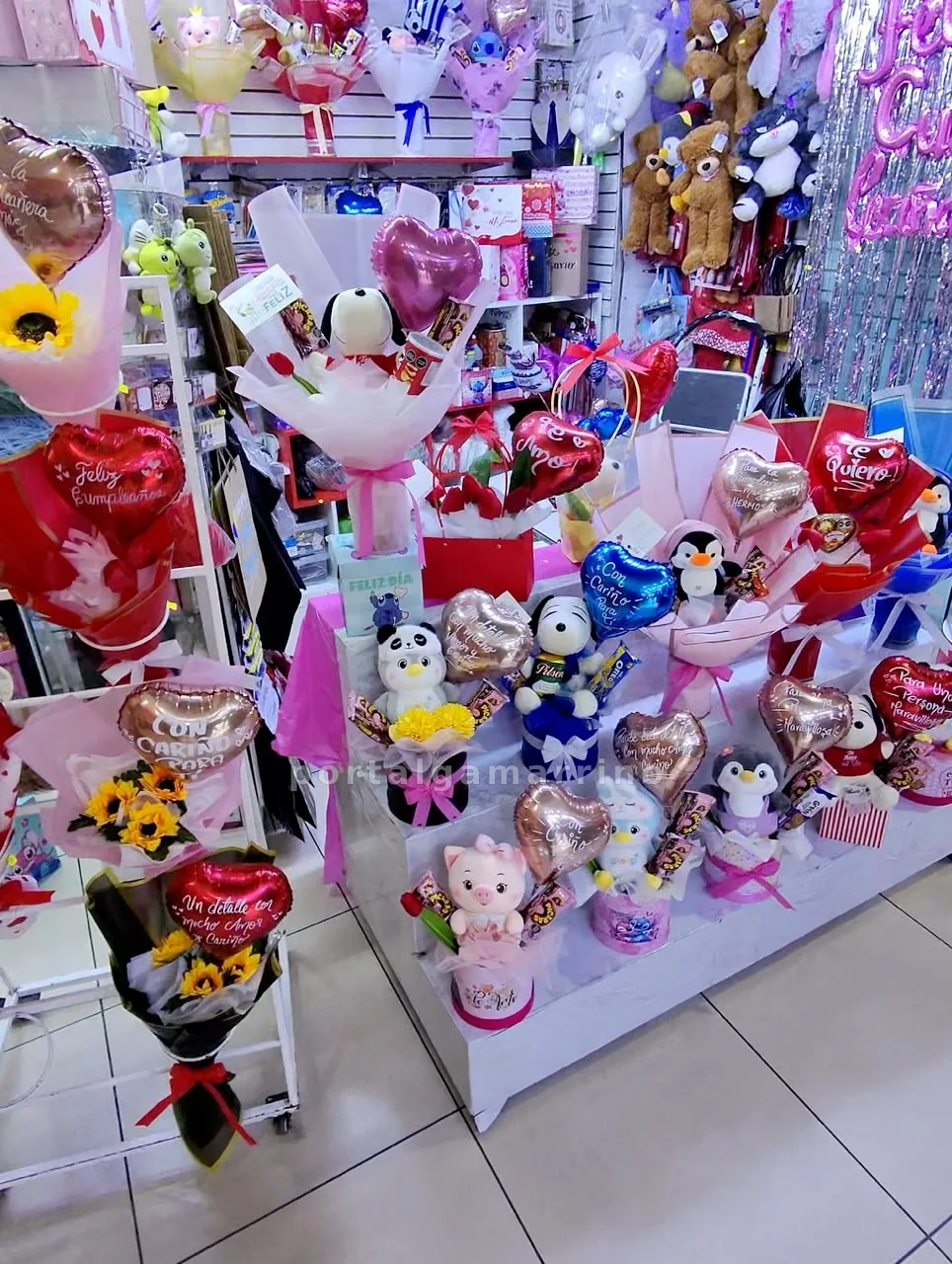 Tienda de regalos con peluches y bouquets — C.C Gama Moda Plaza