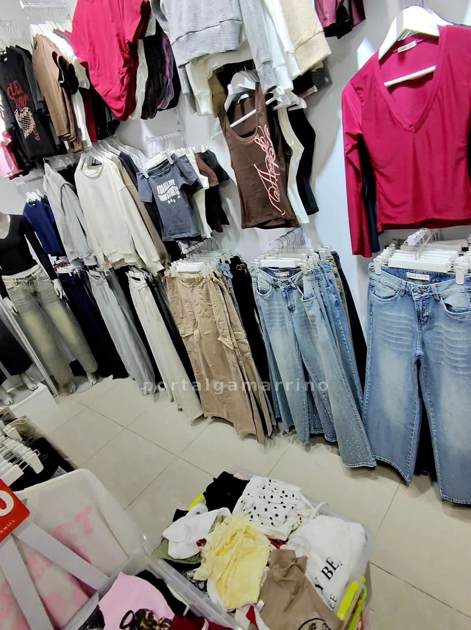 Tienda de ropa casual para mujer con jeans y tops · Ropa de Mujer · Ropa para mujer — foto 3