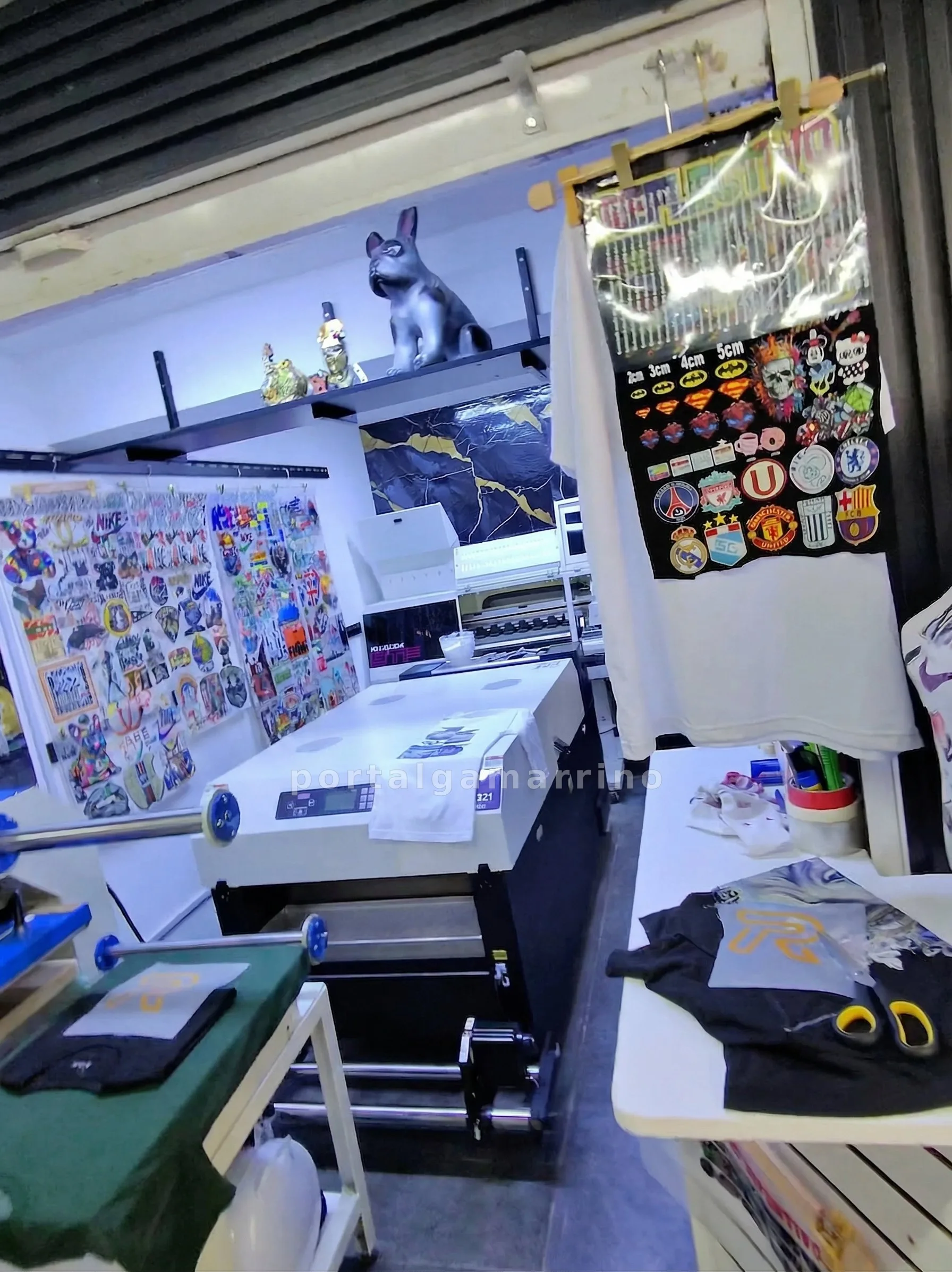 Tienda de estampado textil y personalización de polos — Galería Victoria